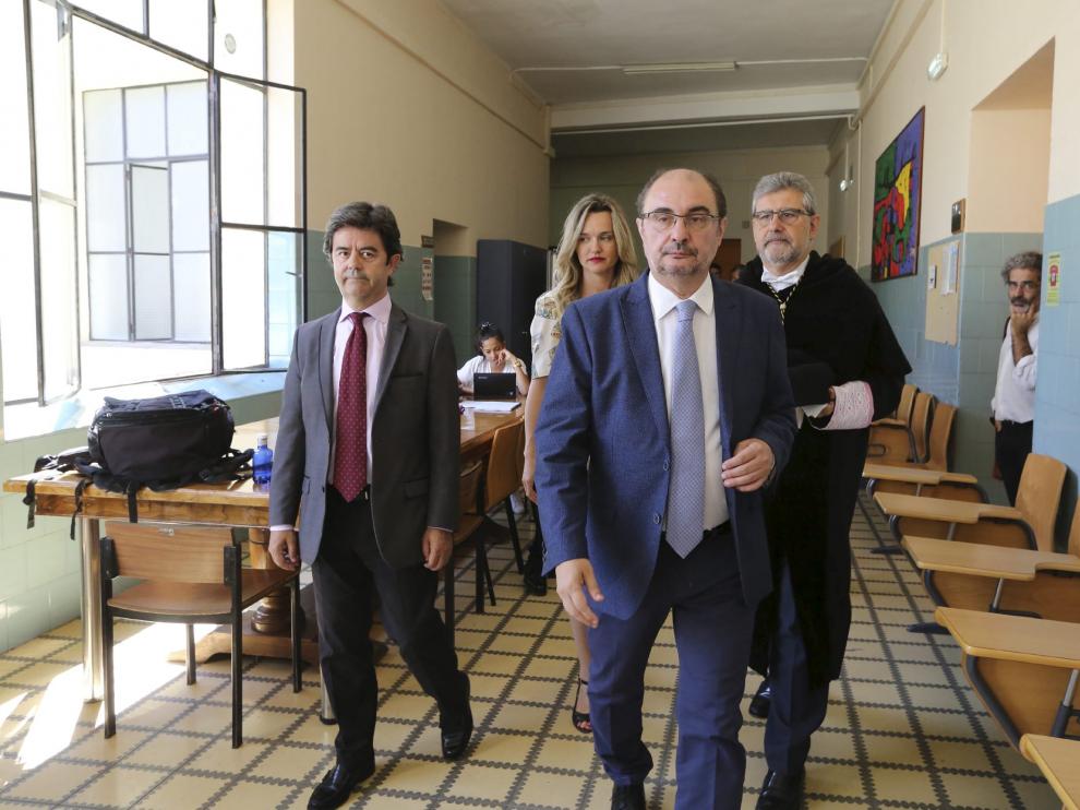 Javier Lambán, con el alcalde de Huesca, la consejera Pilar Alegría y el rector ayer en Huesca.