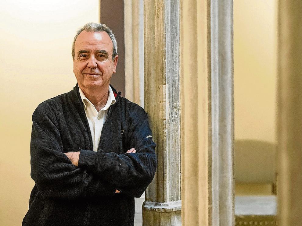 Ricardo Marco, en el patio renacentista del Colegio Oficial de Arquitectos de Aragón.