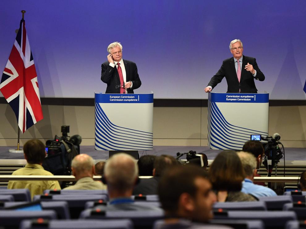 El negociador europeo, Michel Barnier, en una rueda de prensa en Bruselas acompañado por su contraparte británica, David Davis.
