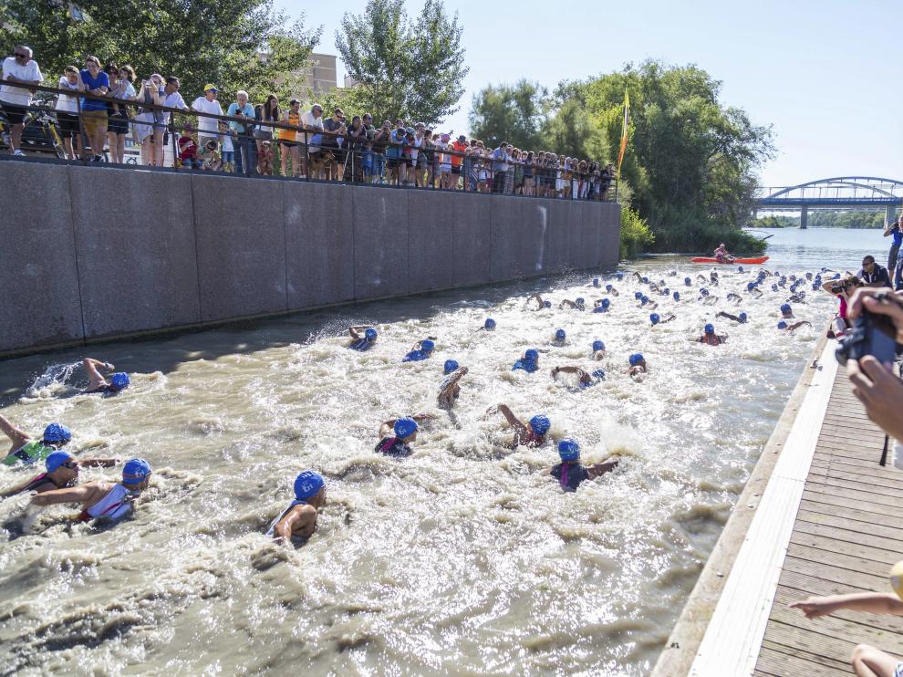 Imagen del tramo a nado del Triatlón de Zaragoza del año pasado.
