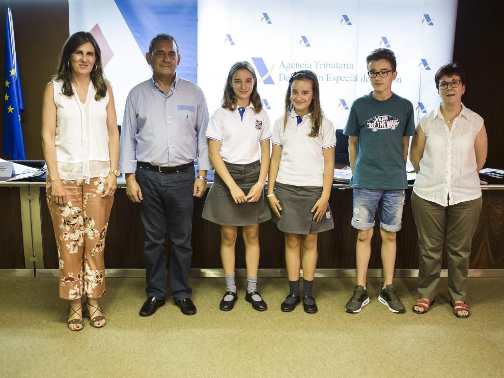 Paloma Villaro, Ricardo Lajusticia, Natalia Marco, Valentina Zapater, Pablo Gomollón y Esther Casanova, en la delegación de la Agencia Tributaria.