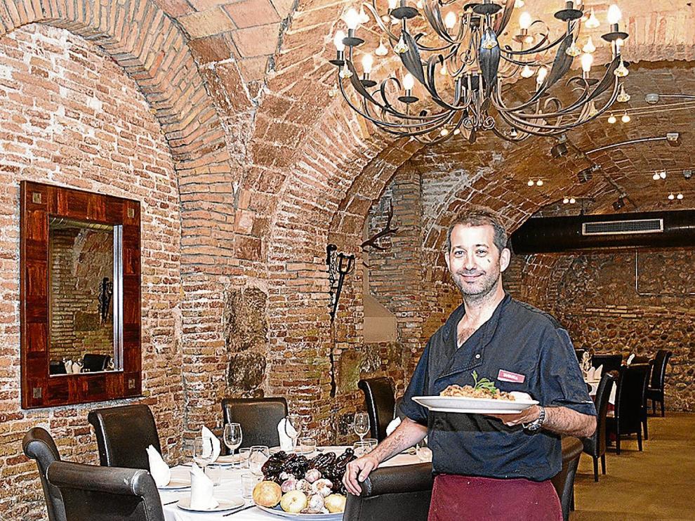 Iñaki Bosuqe, jefe de cocina de La Lobera de Martín, con un ajoarriero de caracoles.