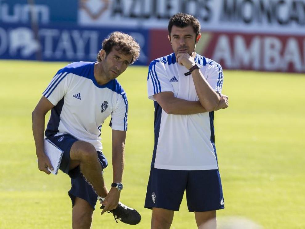 Luis Cembranos (dcha.), junto a Luis Milla, en un entrenamiento del Real Zaragoza en La Romareda el pasado mes de octubre.