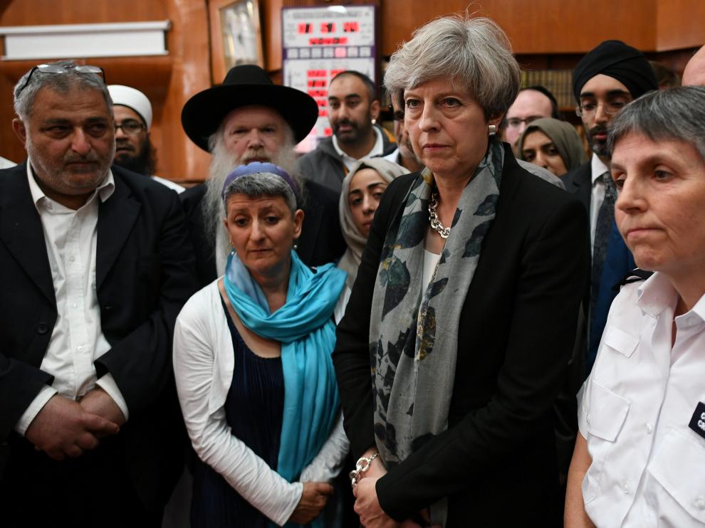 Teresa May ha visitado la mezquita donde se produjo el atropello múltiple que acabó con la vida de una persona