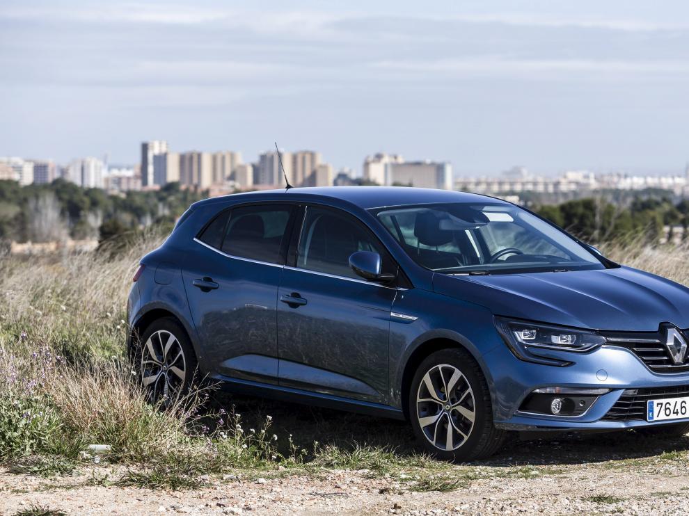Megane, el superventas de Renault, con la ciudad de Zaragoza al fondo.