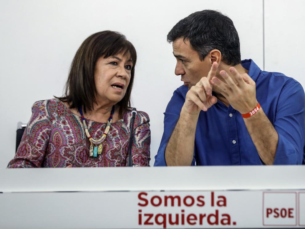 Pedro Sánchez junto a Cristina Narbona este lunes.
