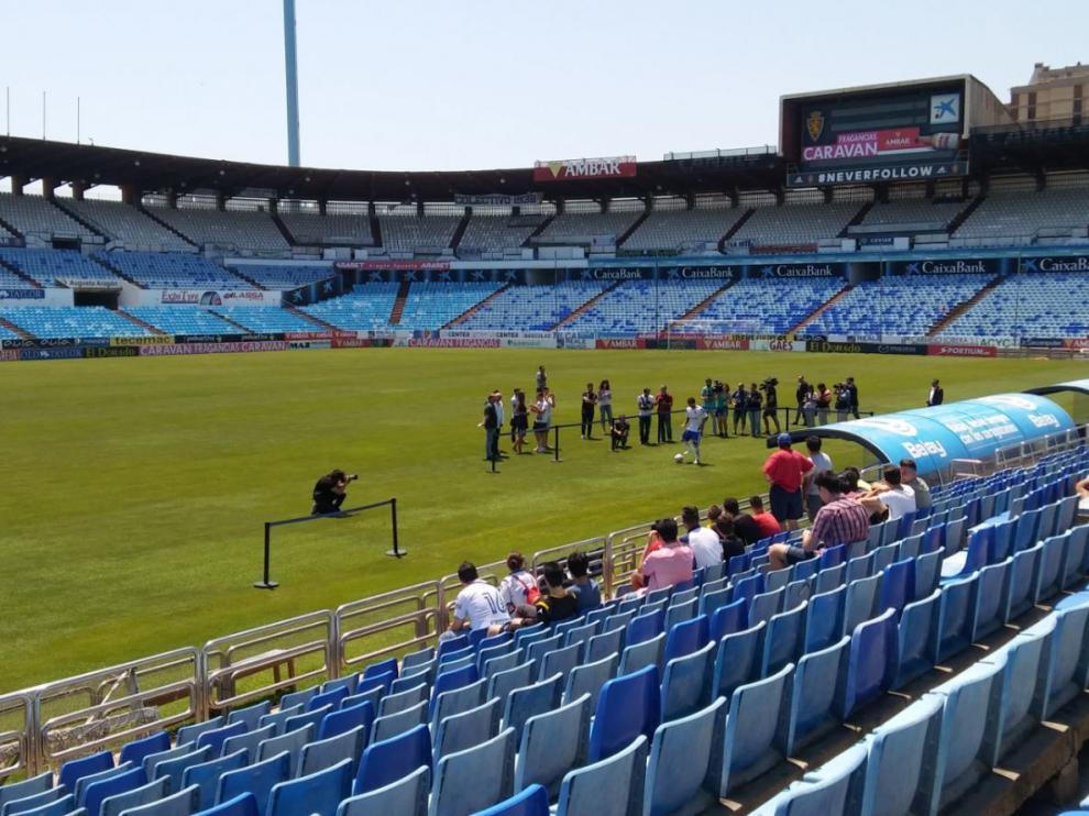 Un momento de la presentación oficial de Eguaras como jugador del Real Zaragoza.