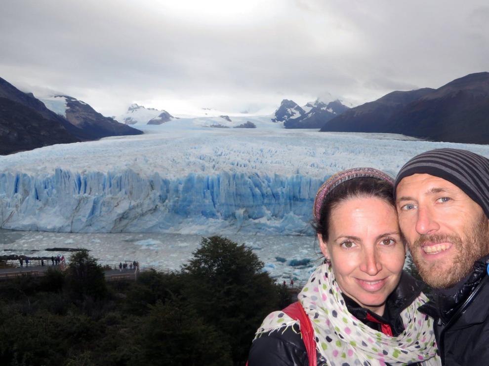 Javi y Vanesa, ante el glaciar Perito Moreno, en Argentina.