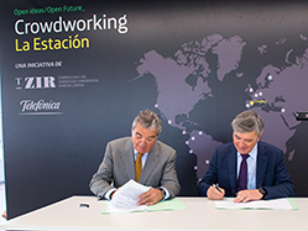 Alfonso Solans, presidente del grupo Iberebro, e Ignacio Marín, presidente del grupo HMY Yudigar, firman el acuerdo de adhesión a la aceleradora T-ZIR