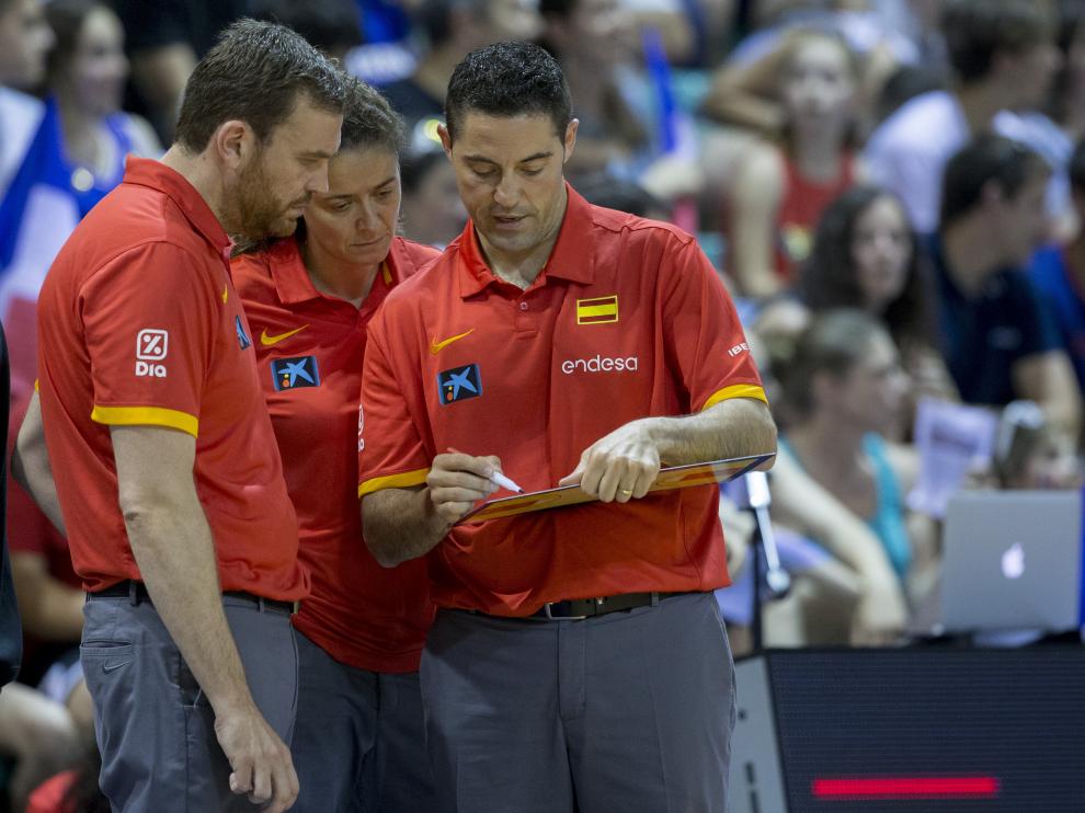 Víctor Lapeña, pizarra en mano, durante el Eurobasket en la República Checa.