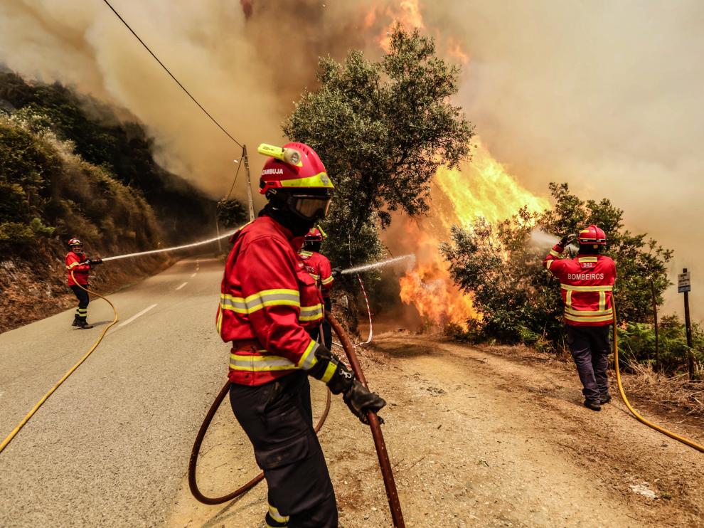 Lucha sin tregua contra el fuego en Portugal.