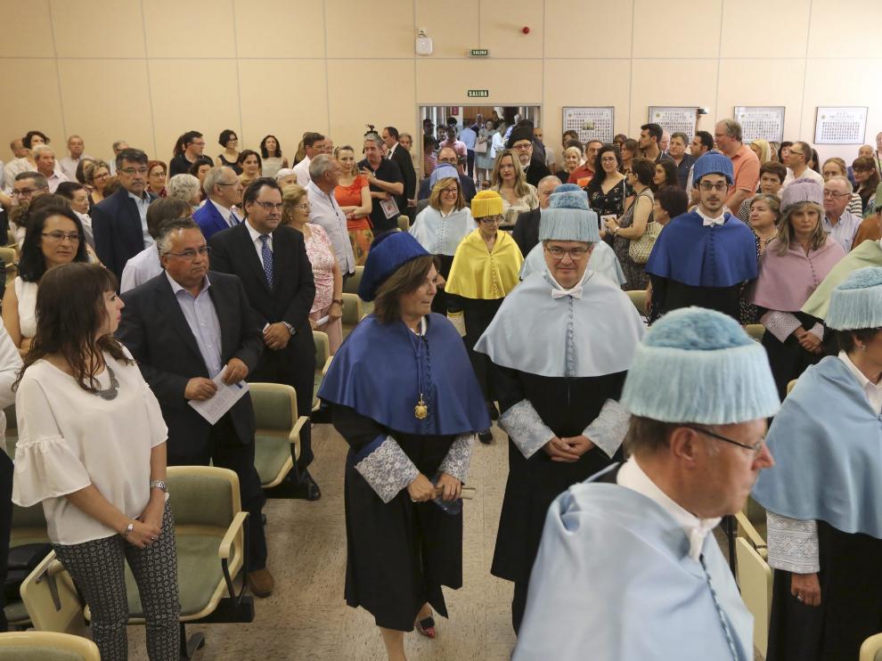 En primer térrmino, cuatro de los cinco decanos que ayer recibieron el homenaje de la Facultad de Educación de Huesca.