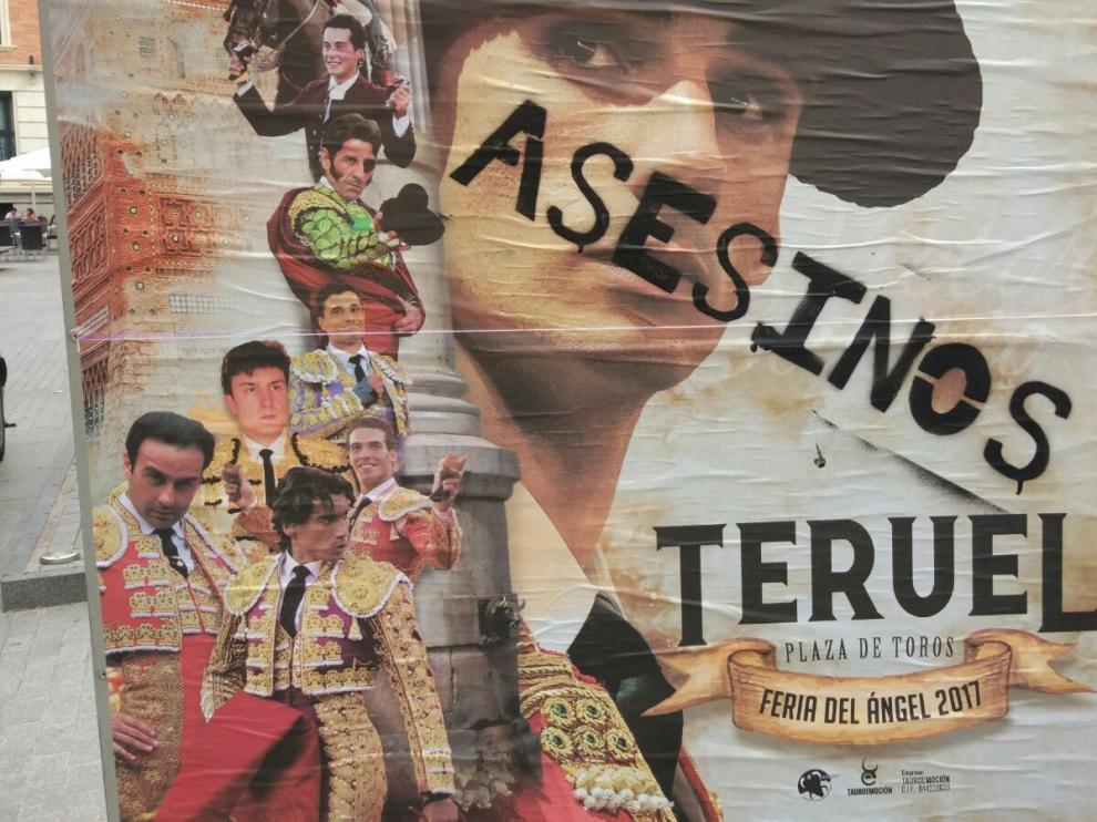 Este martes, la capital mudéjar ha amanecido con más de 50 carteleras rotas y en ellas pintadas de "asesinos" y maltrato animal.