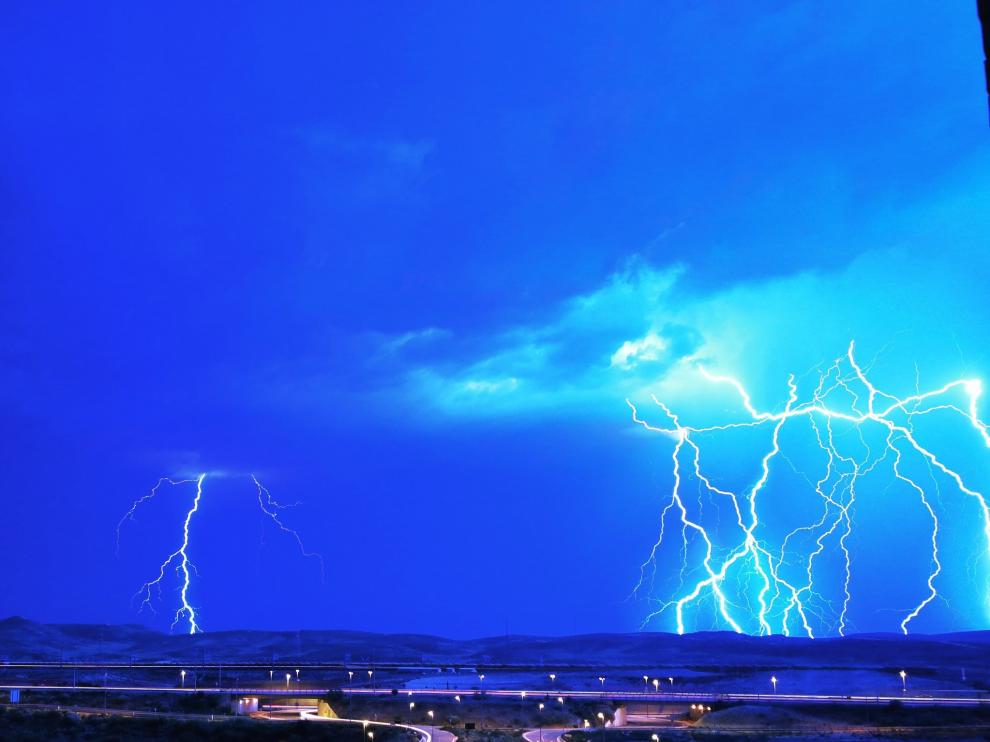 Foto hecha desde Arcosur de la tormenta de este lunes.