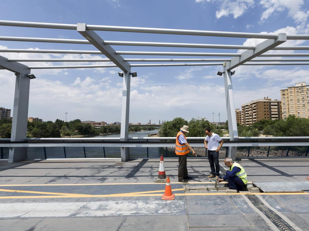 Varios técnicos, del Ayuntamiento y de la empresa que se encarga del mantenimiento del azud, estuvieron ayer haciendo pruebas con las compuertas de la represa.