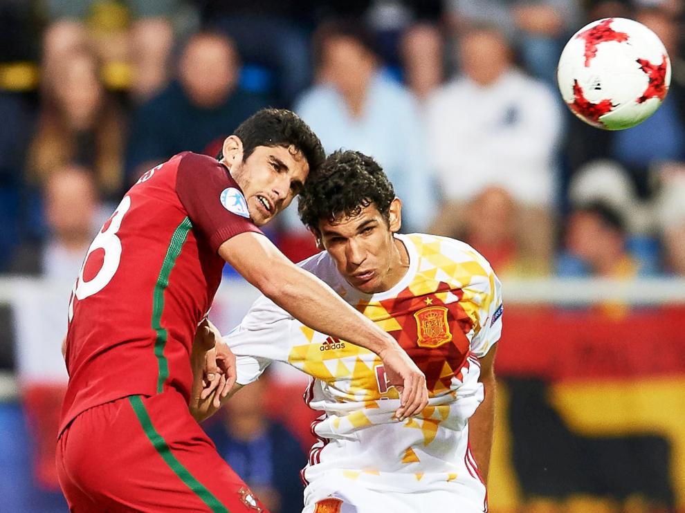 Jesús Vallejo disputa un balón durante el partido ante Portugal