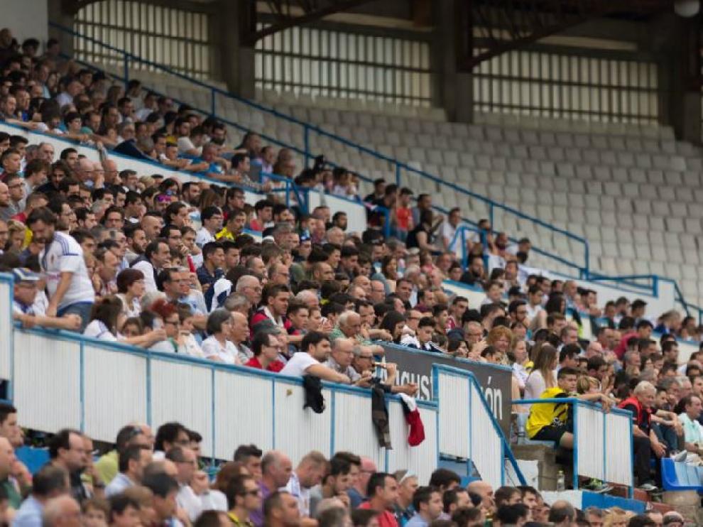 Imagen de una parte de la tribuna principal de La Romareda, casi llena, en el partido del RZD Aragón ante el Calahorra hace un mes, en el que ganó 4-1 y encarriló el ascenso a Segunda B. A la dcha., Raí Nascimento (el año que viene en el primer equipo) se va de un defensor riojano.