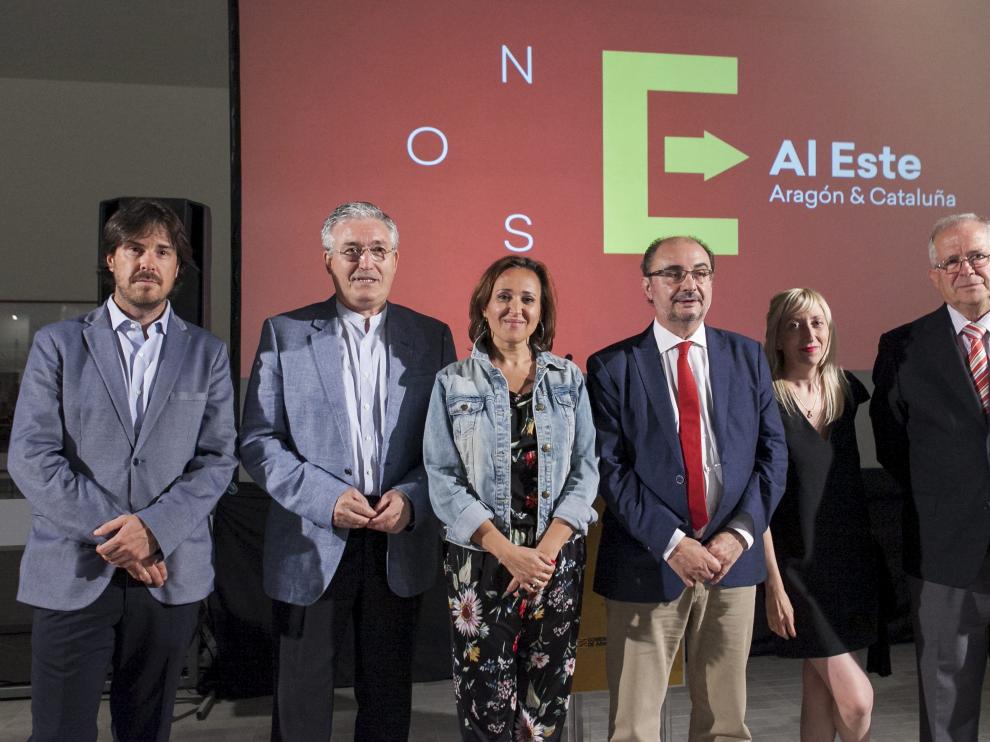 Julio Ramón, Florencio García Madrigal, Mayte Pérez, Javier Lambán, Vicky Calavia y Martín Llanas, en la presentación de 'Al Este'.