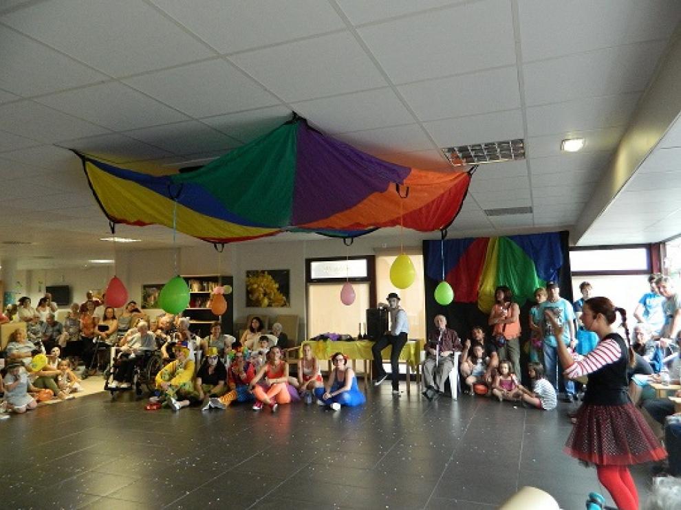 Imágenes del pasado Encuentro Intergeneracional, inspirado en el circo.