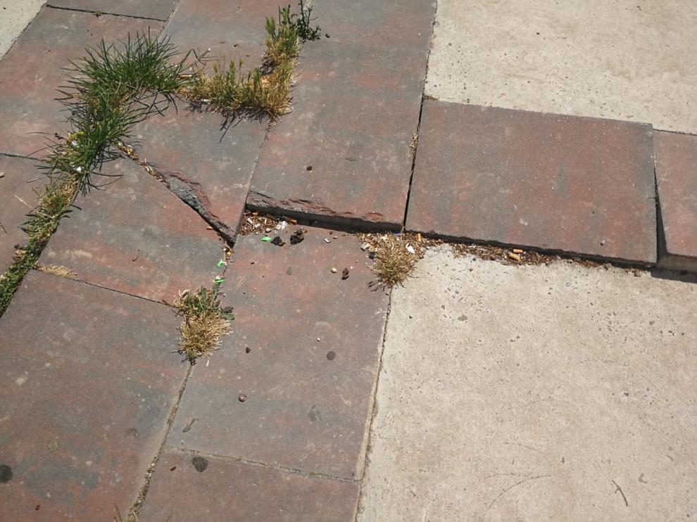 Algunos de los problemas en la superficie de la plaza.