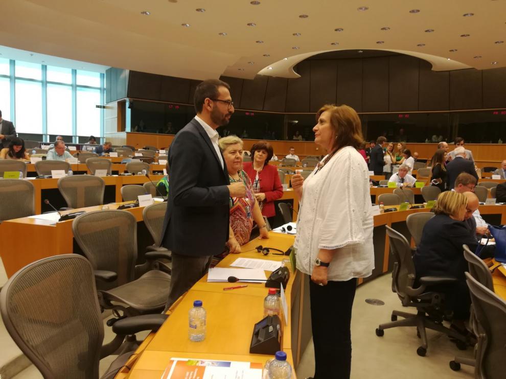 El diputado Sergio Gutiérrez, con la presidenta de la Comisión de Desarrollo Regional, Danuta Hübner.