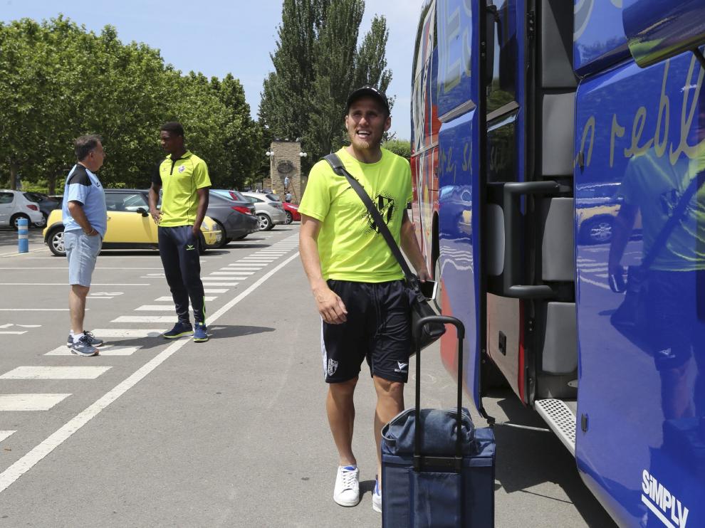 El madrileño Samu Sáiz se dispone a subir al autobús en un viaje reciente