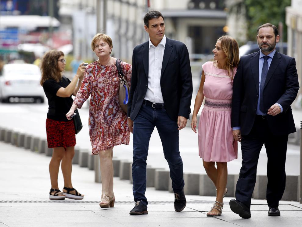El secretario general del PSOE, Pedro Sánchez (2i), que ha intervenido por primera vez ante el grupo parlamentario socialista tras ser elegido de nuevo líder del PSOE, a su llegada esta mañana al Congreso acompañado de los miembros de la nueva Ejecutiva Isaura Leal (i), responsable de Función Pública; Susana Sumelzo, Política Municipal y José Luis Ábalos, Organización.