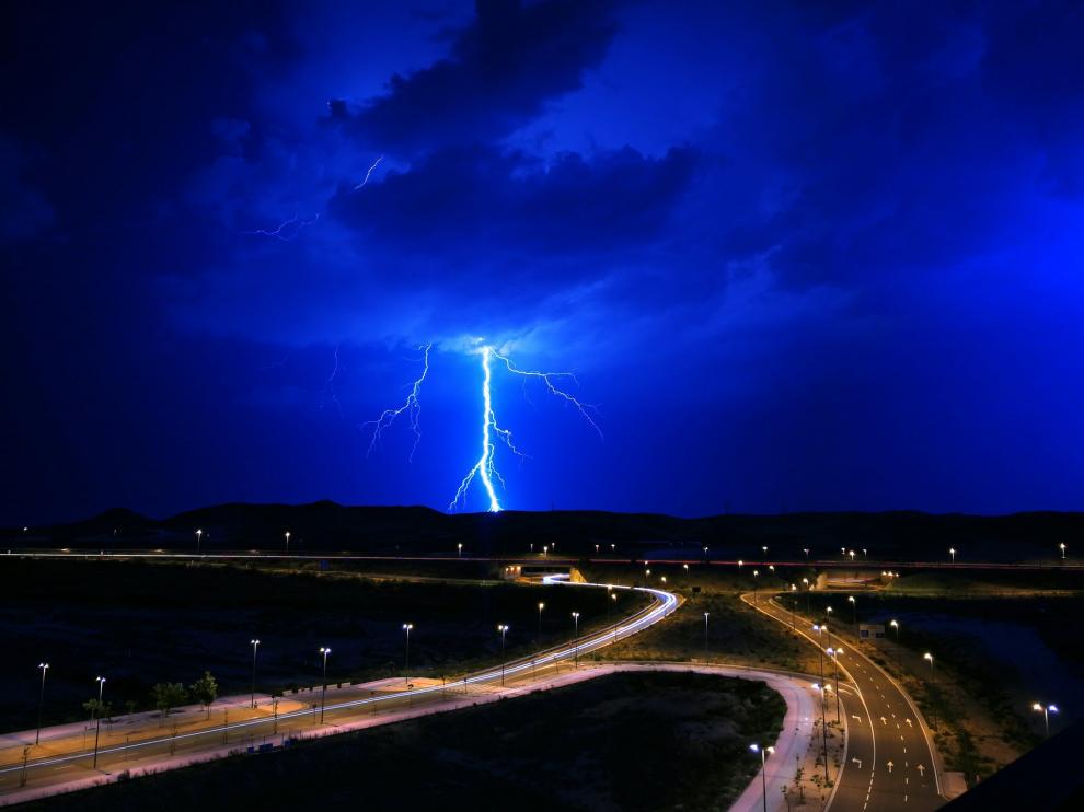 Tormenta eléctrica en Zaragoza vista desde Arcosur.