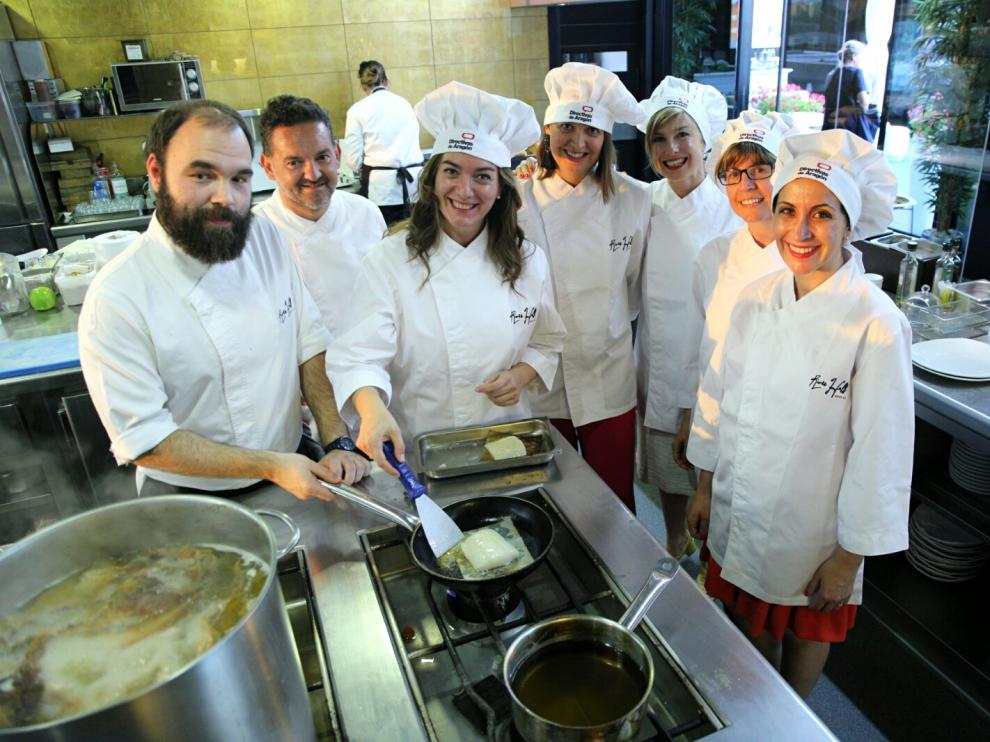 Gallego, Acedo, Solana, Sasot, García, Esteban y Herce, preparando una de las recetas.
