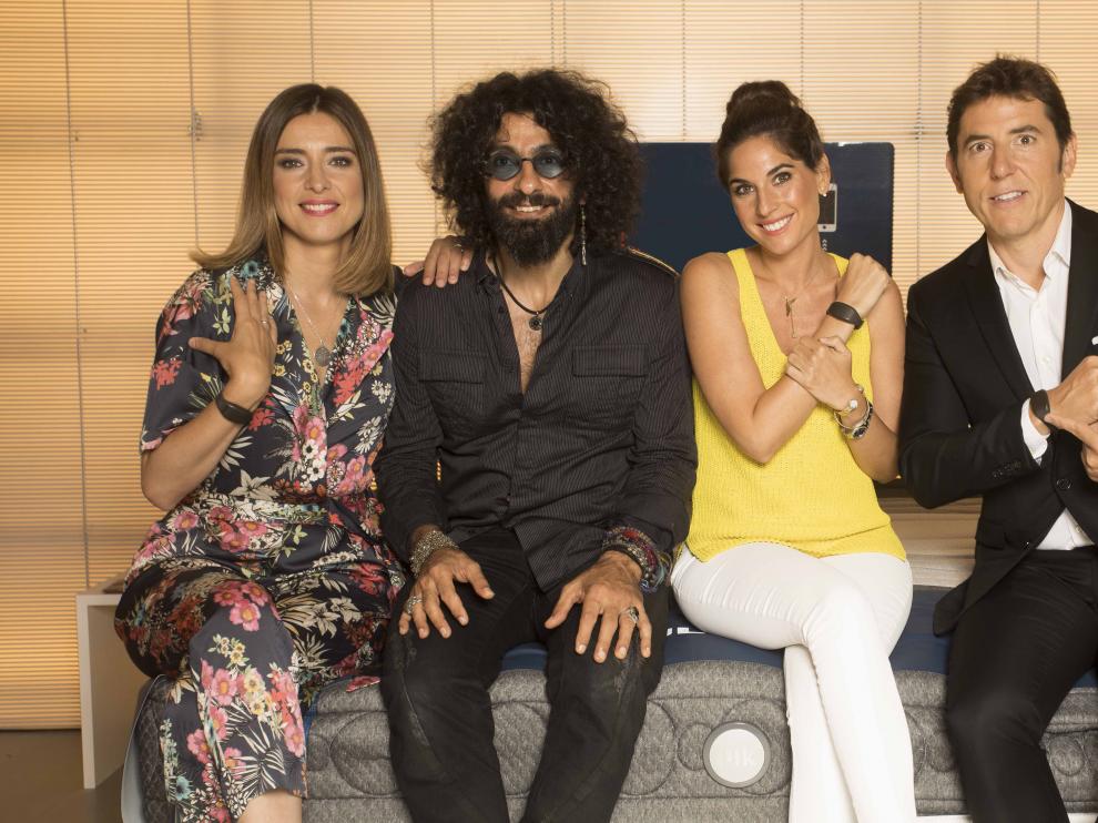 Sandra Barneda, Ara Malikian, Lourdes Montes y Manel Fuentes, sobre el colchón, ayer en Madrid .