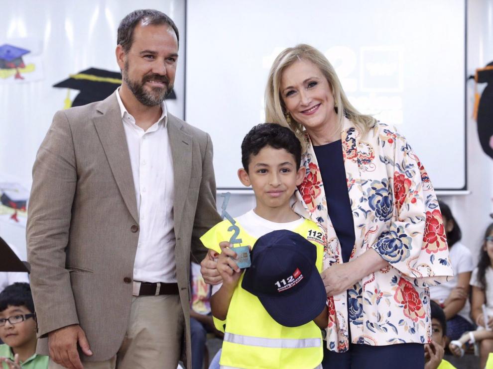 La presidenta regional, Cristina Cifuentes, ha acudido este miércoles al CEIP República del Uruguay, donde estudia Yousef.