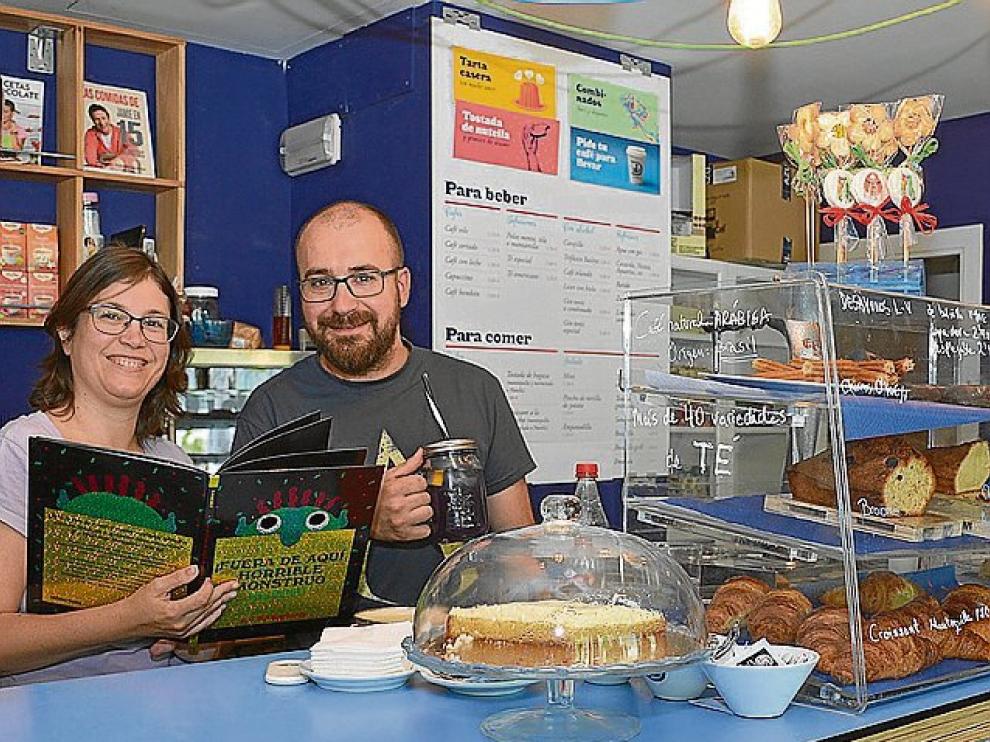 Cristina Pemán y Andrés Valencia, en la barra de Dídola.