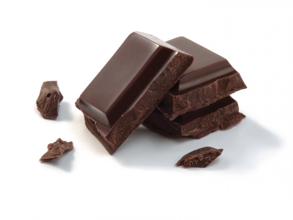 El cacao del chocolate negro es rico en antioxidantes y flavonoides, que hidratan la piel.