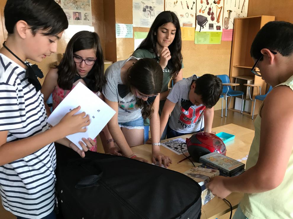 Los escolares, reuniendo pistas y resolviendo enigmas, en equipo, para lograr 'escapar' de la habitación de la música.
