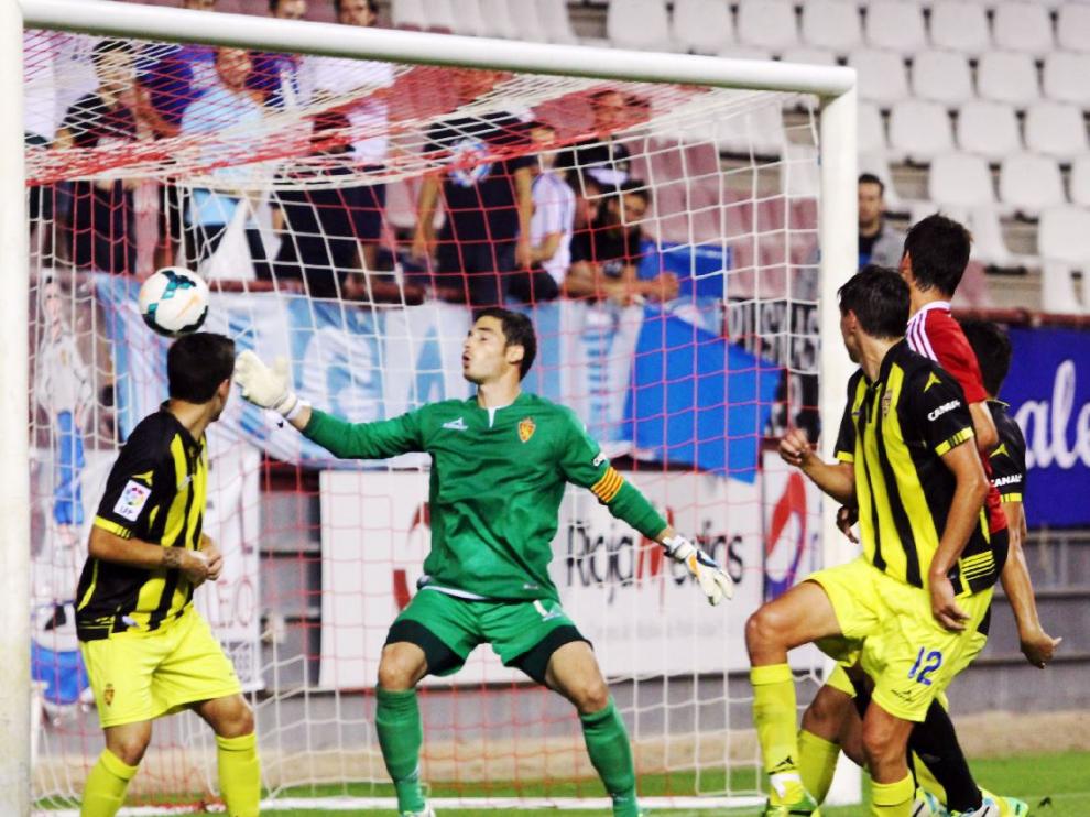 Imagen del último amistoso que jugó el Real Zaragoza en Logroño, hace tres veranos. Alcolea encaja el 1-0 local, marcador final de aquella tarde.