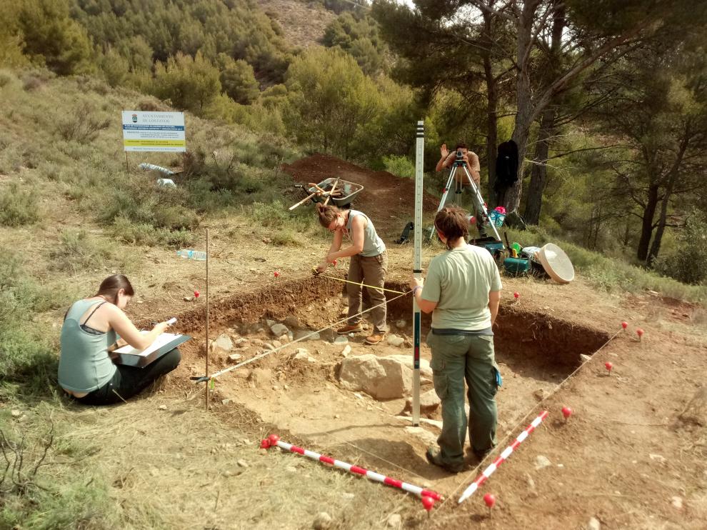 Un grupo de arqueólogos trabaja en la excavación del yacimiento Plana del Cerro.