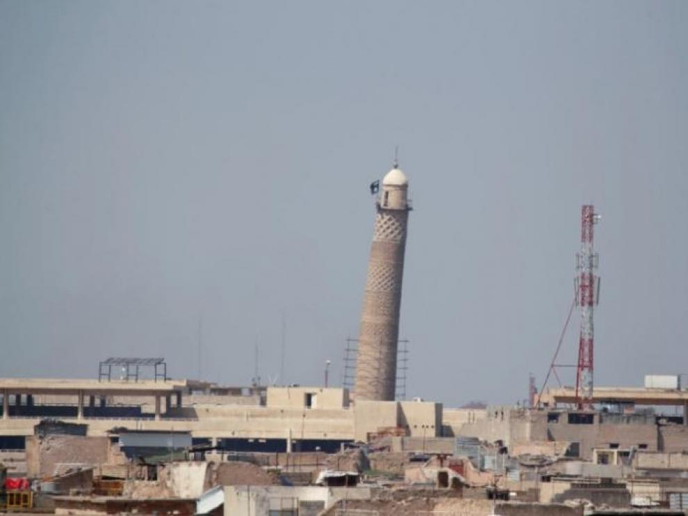Al fondo, el minarete de la mezquita que ha sido destruida este miércoles en Mosul por parte del Estado Islámico.