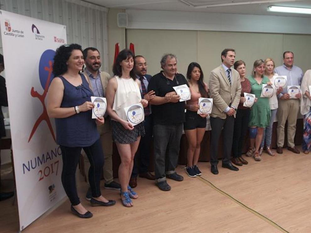 El director general de Turismo, Javier Ramirez (c), durante su visita a la Escuela de Hosteleria de Soria con motivo del acto de entrega de indicadores a 15 establecimientos que ofreceran cocina numantina dentro de los actos Numancia 2017.