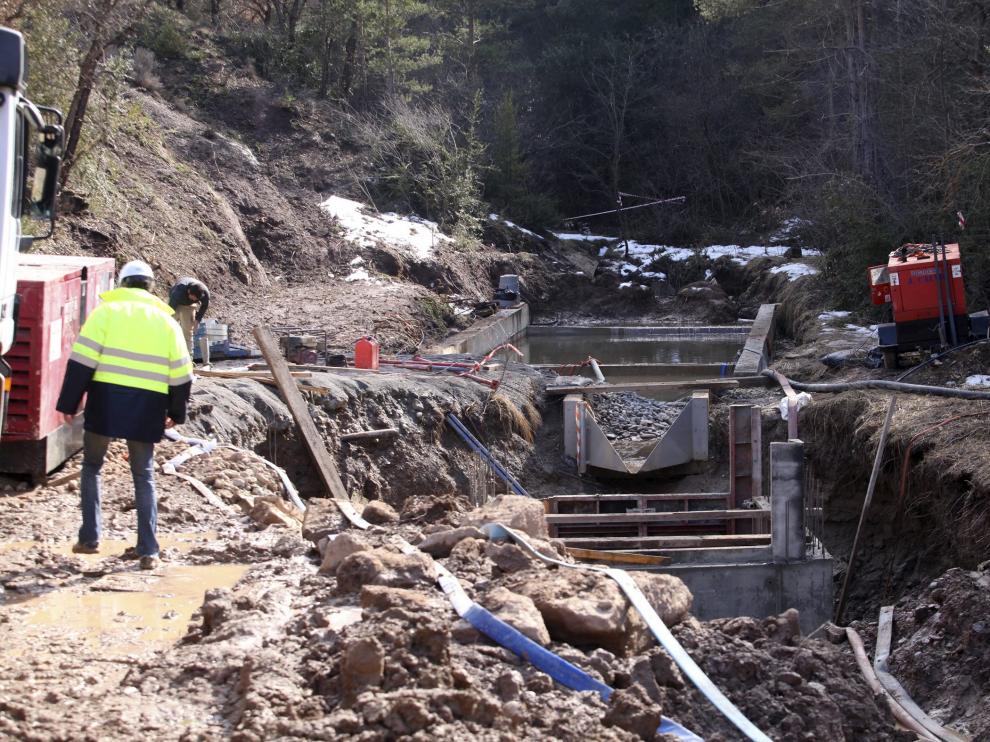 Barreras colocadas en el barranco de Bailín para frenar que el lindano llegue al río.
