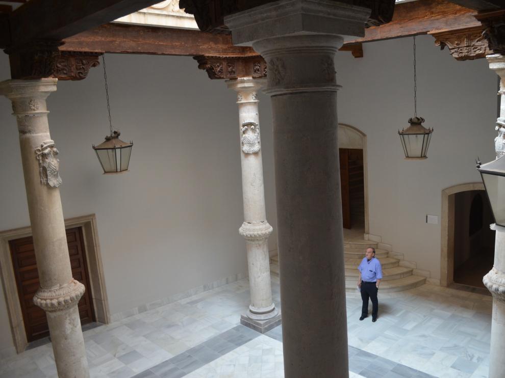 El patio luce diáfano y las columnas recuperan su importancia.