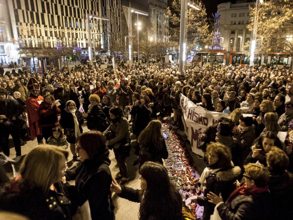 Foto de archivo de una protesta en la plaza de España de Zaragoza contra la violencia machista.