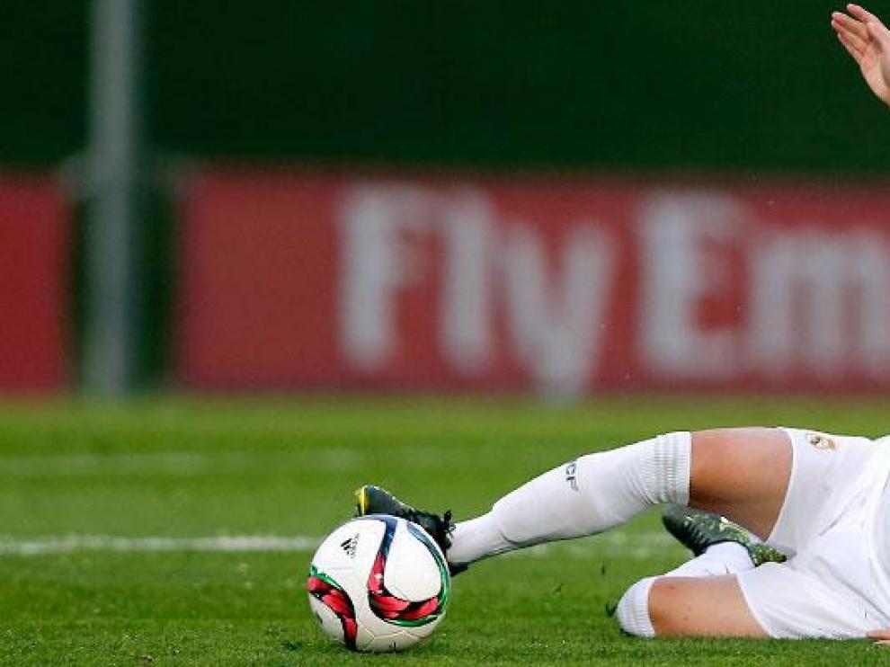 Áleix Febas corta un balón en un partido del Castilla.