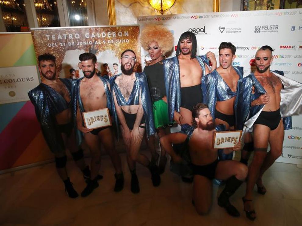 Varios invitados a su llegada al acto inaugural del World Pride Madrid 2017 en el Teatro Calderón de Madrid.