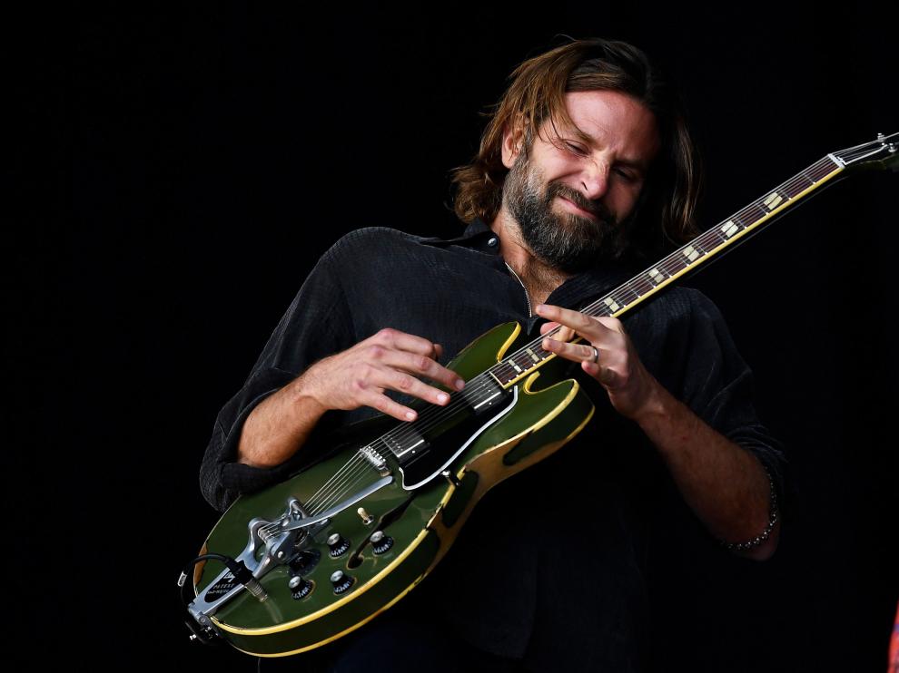 El actor Bradley Cooper aparece por sorpresa en el escenario en Glastonbury