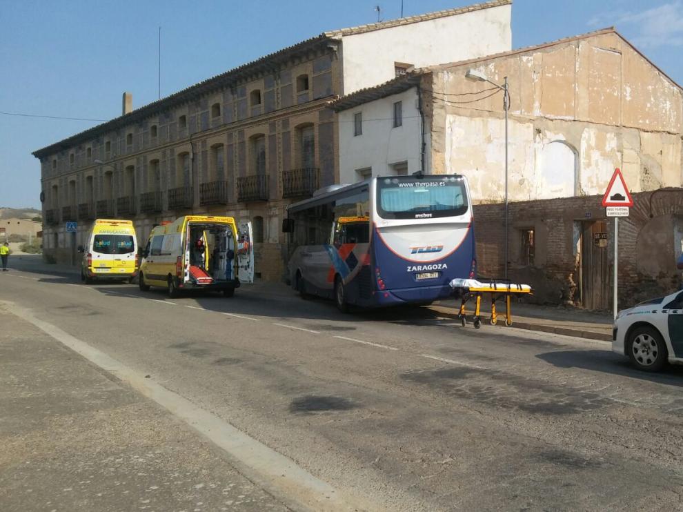 El autobús chocó contra una vivienda después de que un pasajero lograra cambiar la dirección del vehículo, que se fue al otro carril.