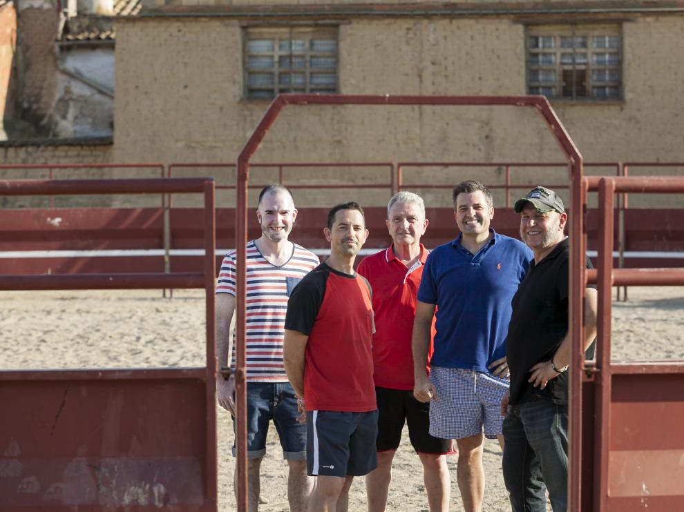Alberto Floría, Manuel Asensio, Gregorio Cabanés, Alberto Gracia y Andrés Ruberte, de la peña Vacas en San Juan, en la plaza portátil.