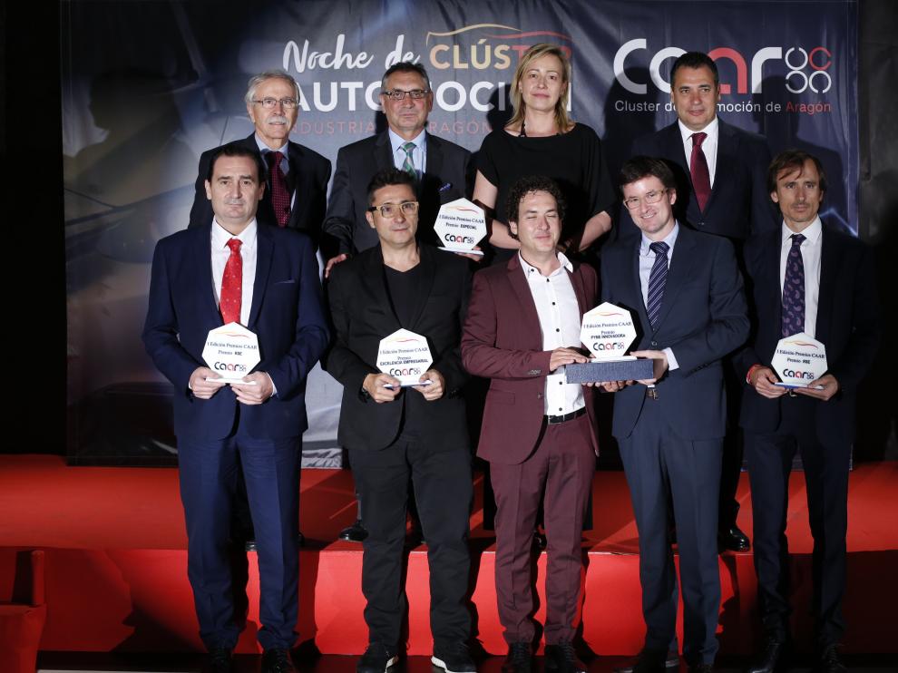 Dirigentes del Clúster de Automoción, con la consejera Marta Gastón y premiados, anoche en Zaragoza.