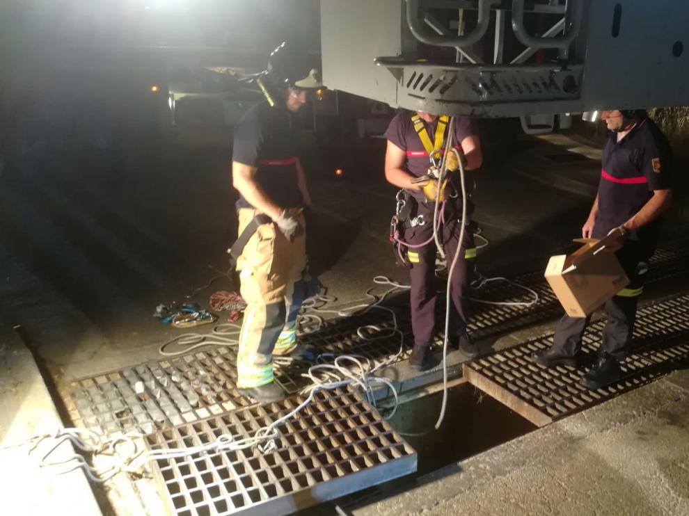 Los bomberos, en plena operación de rescate
