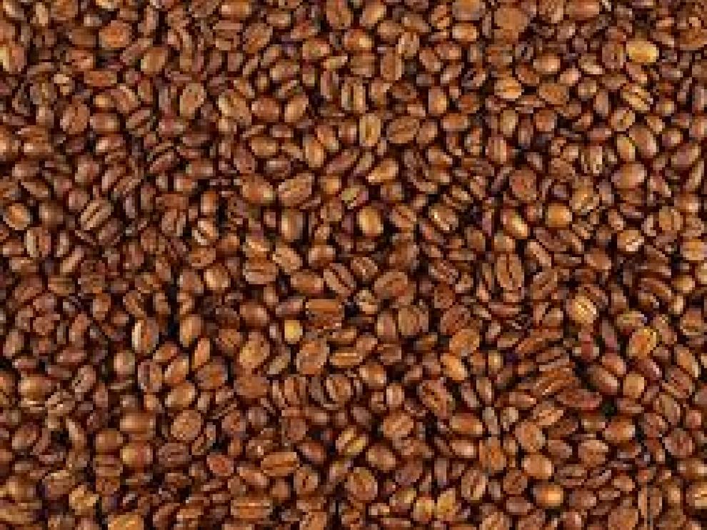 Sin darse cuenta dejaron un rastro de granos de café.