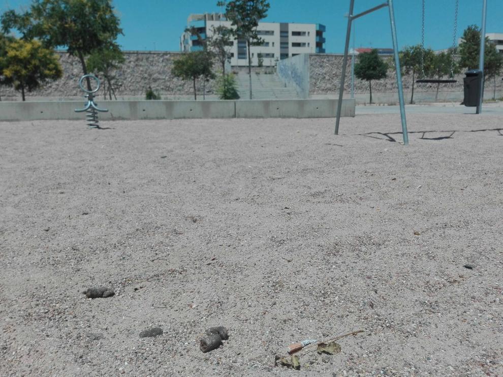 Excrementos de perro en la arena de una zona infantil de Valdefierro